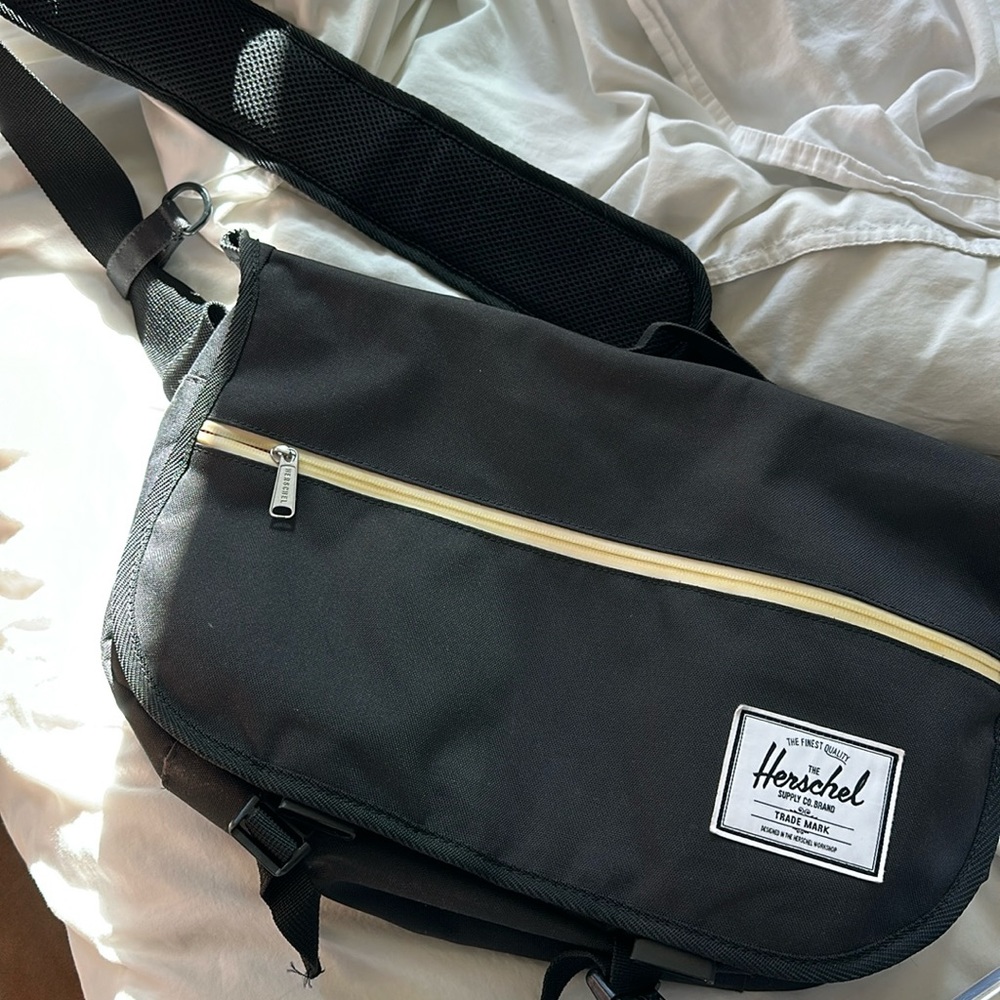 Herschel Supply Co Brand Messenger Crossbody Laptop Bag
